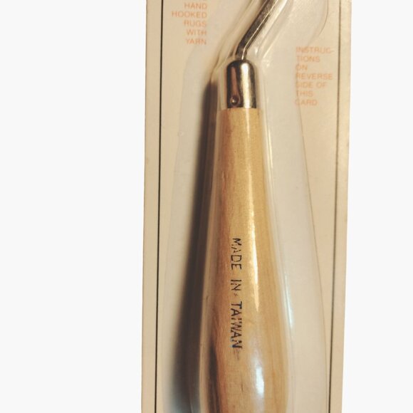 Red Heart Bent Hook Rug Hook Coats Clark Wooden Handle Hand Hooked Rugs 6697 - Picture 5 of 6